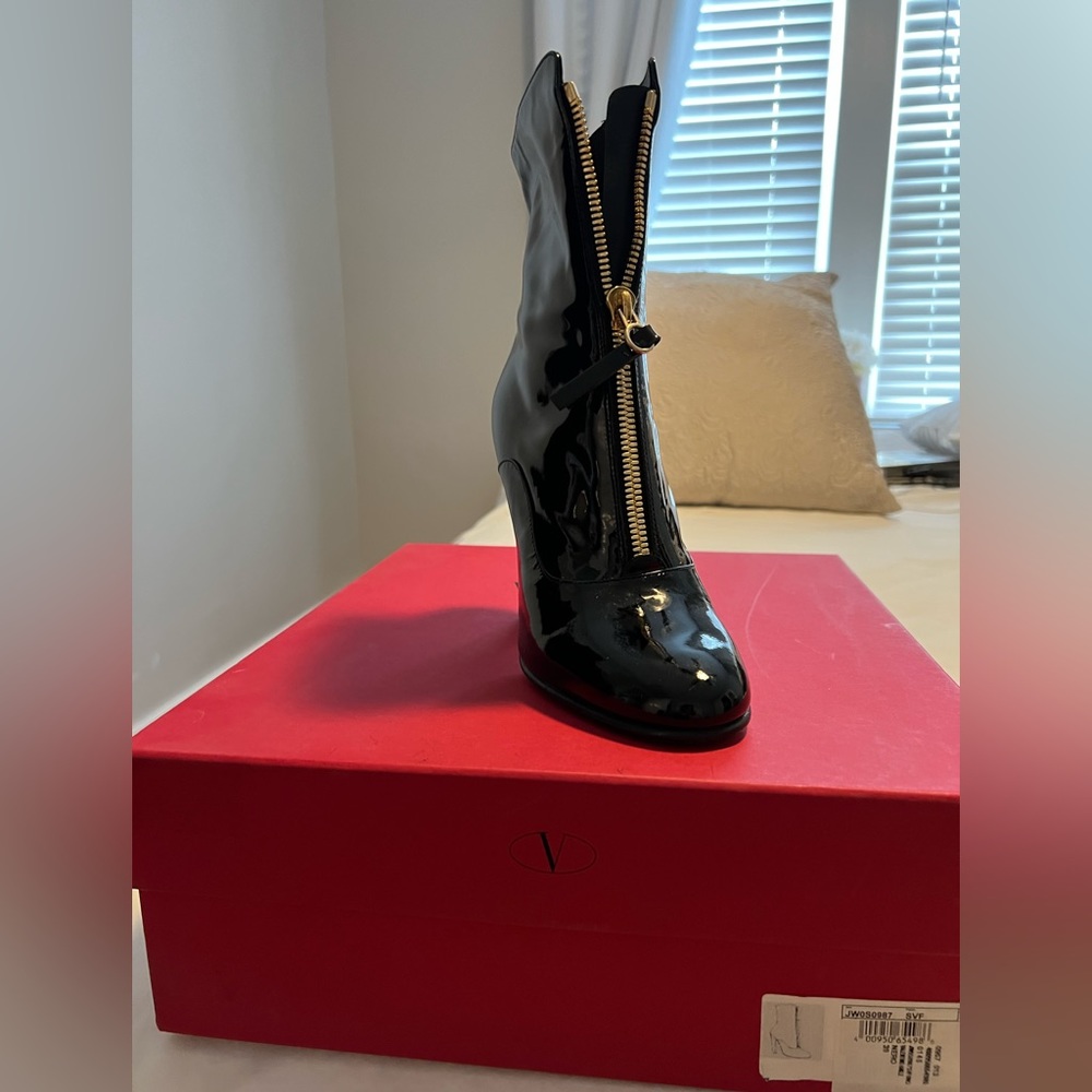 Valentino Rebelle 100 Patent Leather
Heel black ankle boots 39 (Size 9)